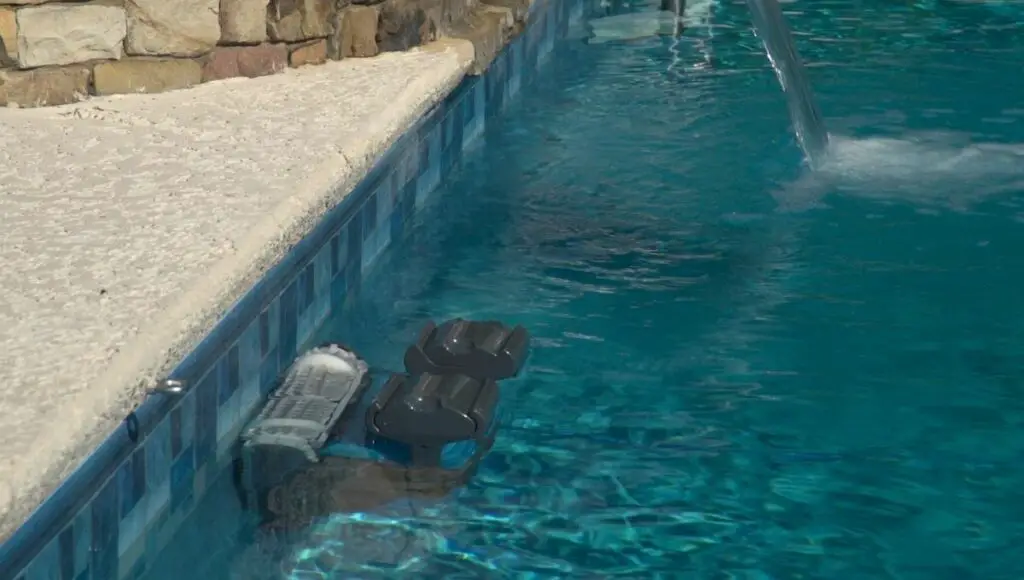 The Dolphin Oasis z5i scrubbing the waterline and walls of a swimming pool
