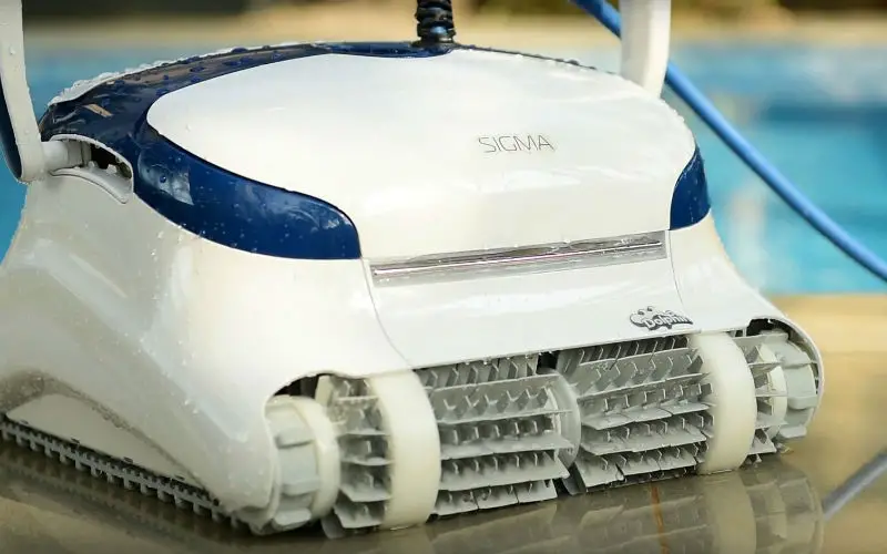 Dolphin sigma review. A pool cleaner that is one of the best robotic pool cleaners currently available