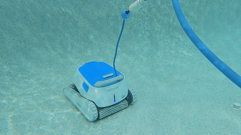 The anti-tangle swivel cable on the Dolphin Proteus DX4 robotic pool cleaner