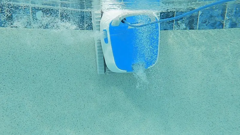 How the Dolphin Proteus DX4 robotic pool cleaner works