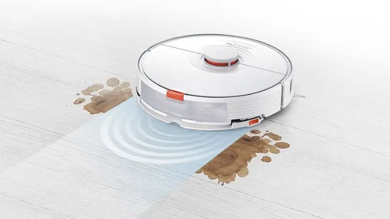 The roborock S7 cleaning up a spillage with the power of ultrasonic mopping
