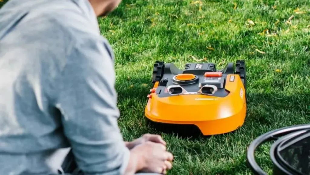 The worx wr140 lawn mower AIA technology allows you to randomly trim algorithms and navigate narrow roads with ease.